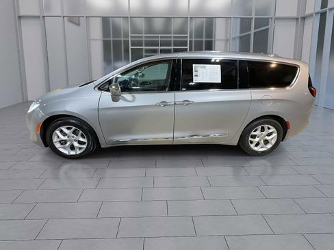 Used 2019 Chrysler Pacifica Limited image 5