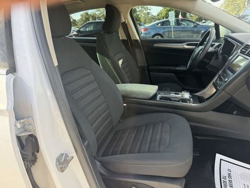 Used 2019 Ford Fusion SE FWD image 14