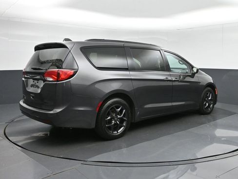 Used 2020 Chrysler Pacifica Touring-L image 7