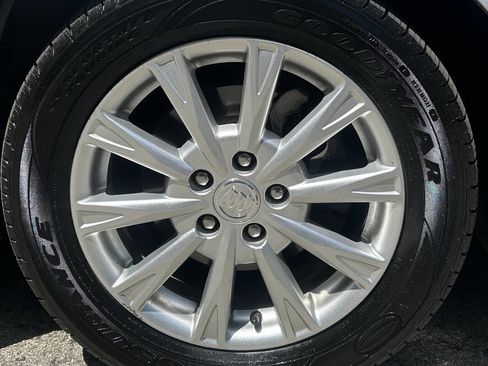 Used 2011 Buick Lucerne CXL FWD image 12
