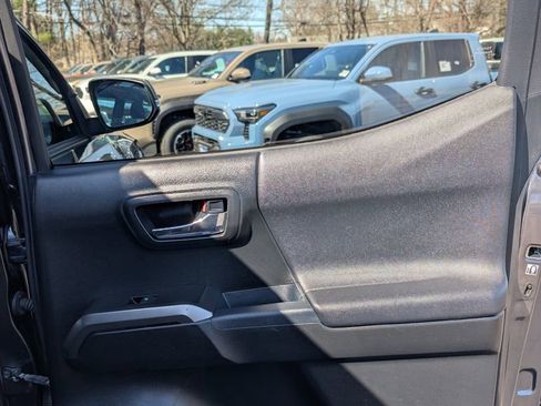 Used 2017 Toyota Tacoma TRD Sport image 16