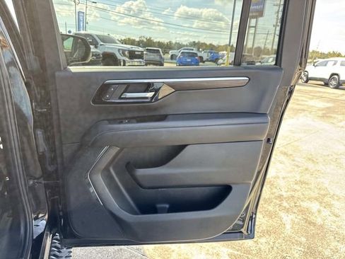 Used 2025 Chevrolet Suburban Z71 image 28