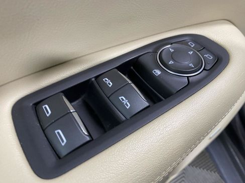 Used 2018 Cadillac XT5 FWD image 17
