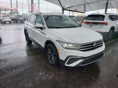Used 2024 Volkswagen Tiguan SE FWD image 2