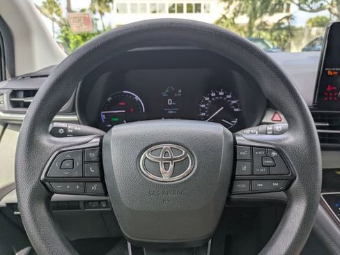 Used 2023 Toyota Sienna LE w/ LE Plus Package FWD image 28