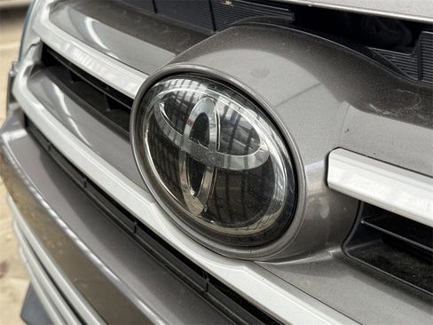 Used 2018 Toyota Highlander XLE image 4