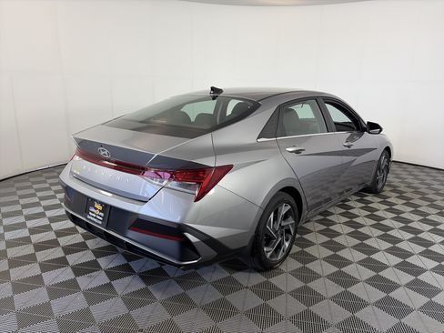 Used 2024 Hyundai Elantra SEL w/ Convenience Package FWD image 8