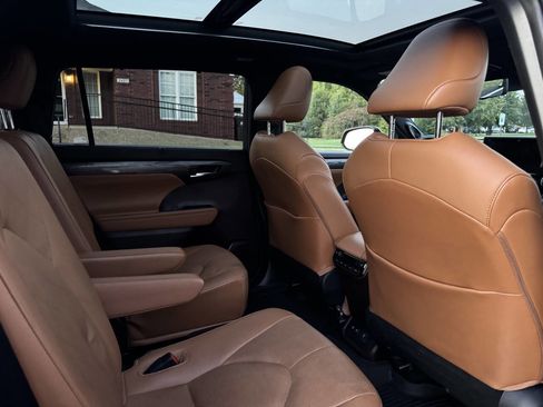 Used 2021 Toyota Highlander Platinum image 24