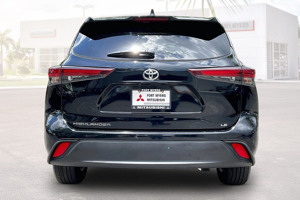 Used 2025 Toyota Highlander LE FWD image 17