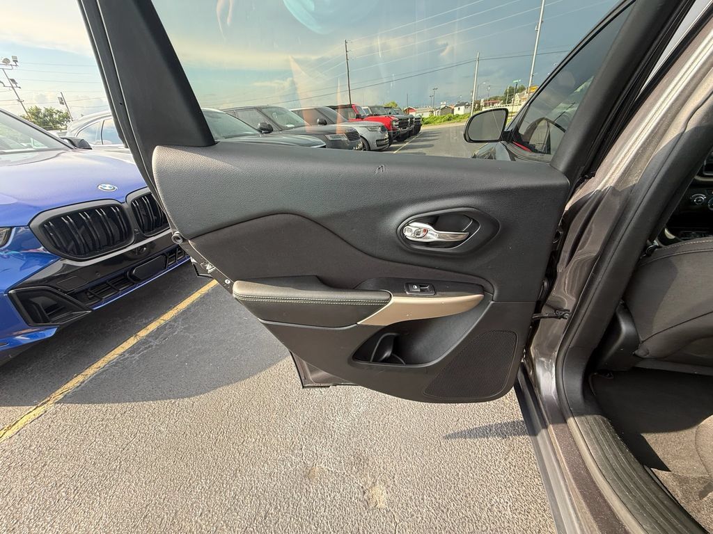 Used 2018 Jeep Cherokee Latitude w/ Altitude Package FWD image 18