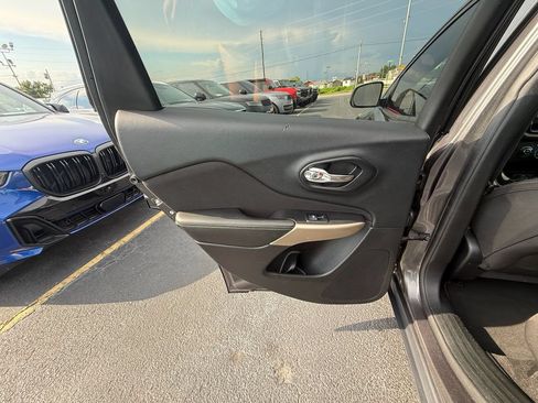 Used 2018 Jeep Cherokee Latitude w/ Altitude Package FWD image 18