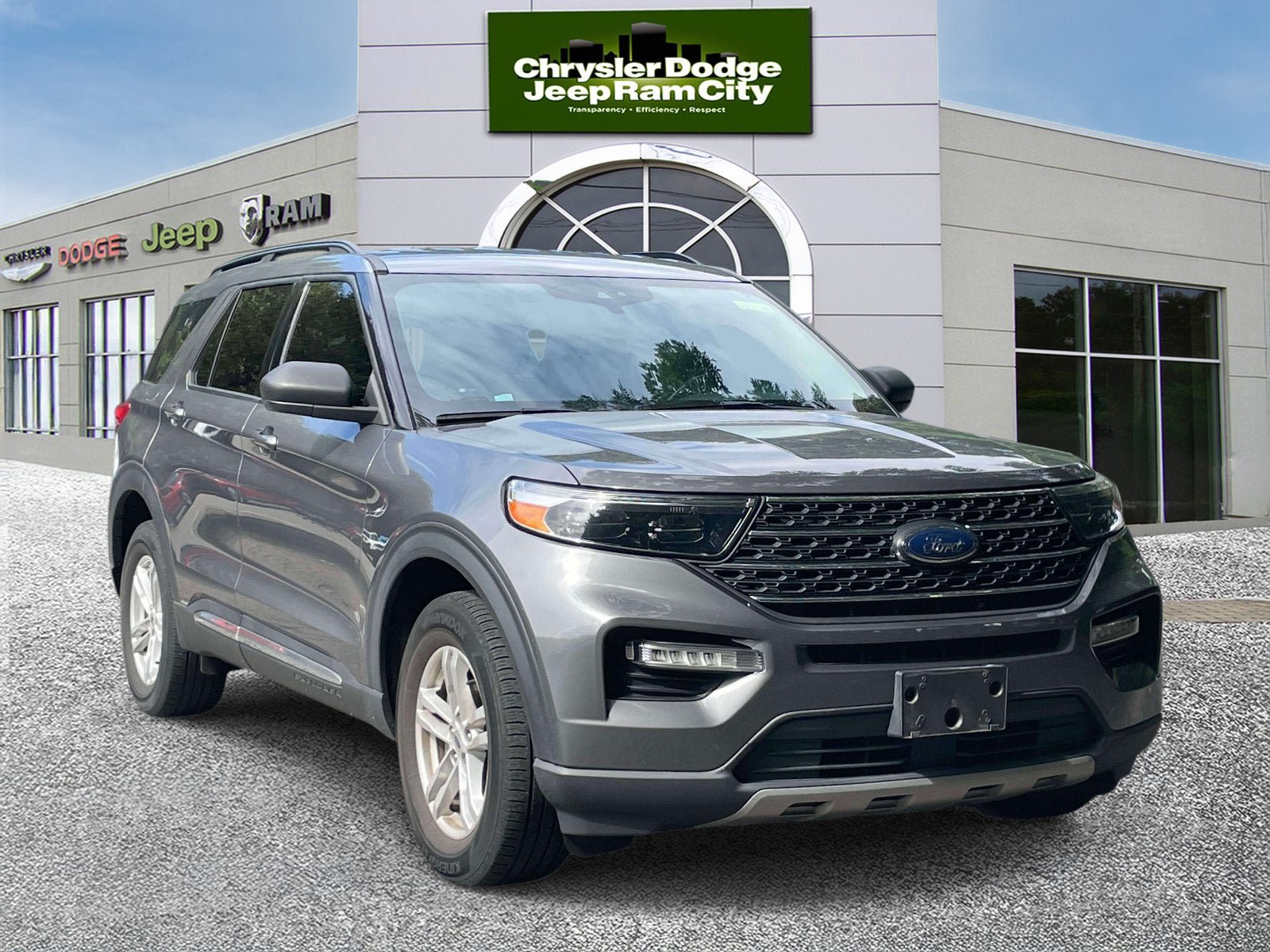 Used 2022 Ford Explorer XLT w/ Equipment Group 202A AWD/4WD image 4