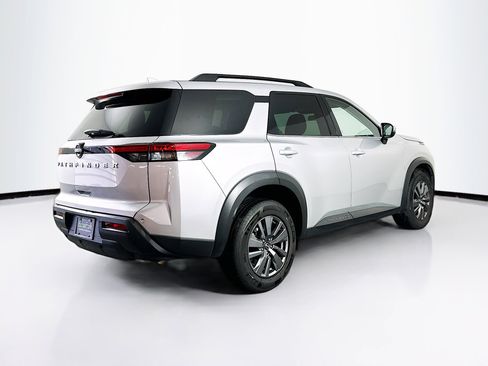 Used 2025 Nissan Pathfinder SV image 9