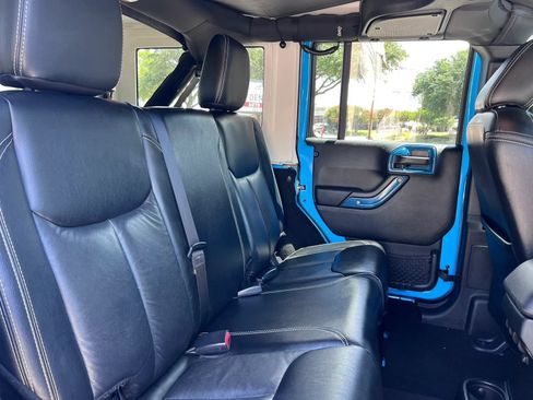 Used 2017 Jeep Wrangler Unlimited Sahara w/ Connectivity Group AWD/4WD image 24