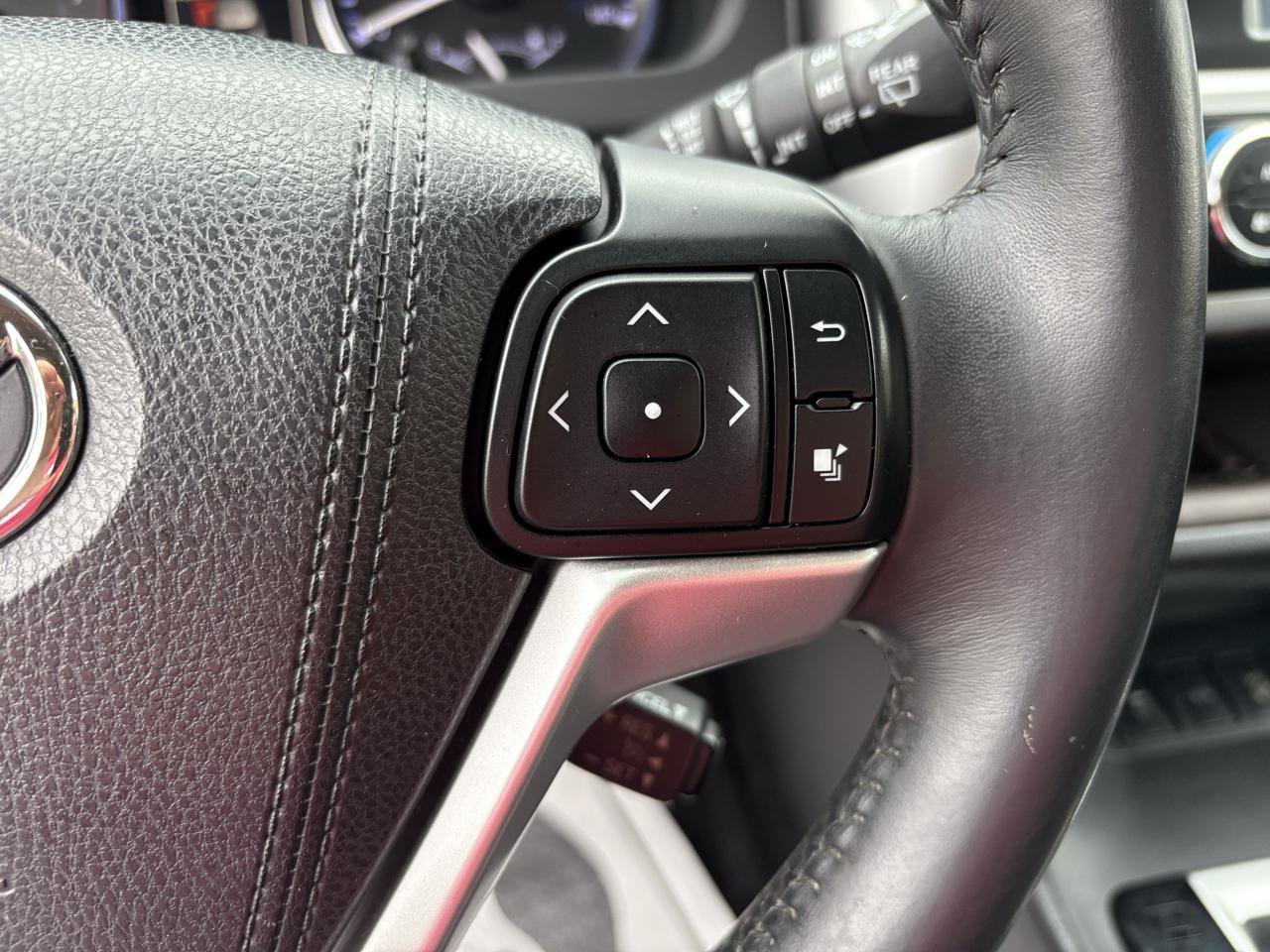 Used 2016 Toyota Highlander XLE AWD/4WD image 10