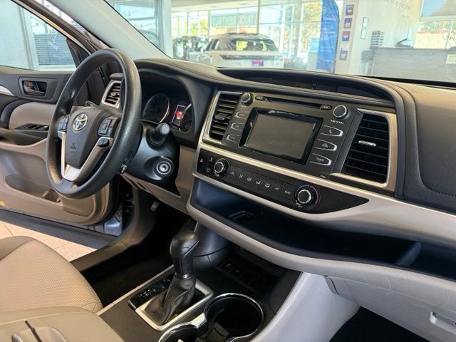 Used 2017 Toyota Highlander LE w/ Carpet Mat Package FWD image 28