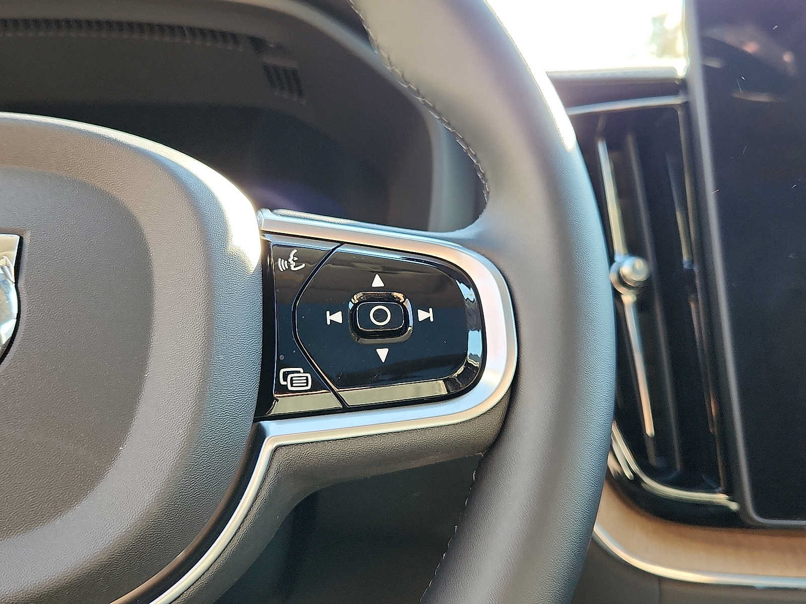 Used 2027 Volvo XC60 B5 Ultra AWD/4WD image 21