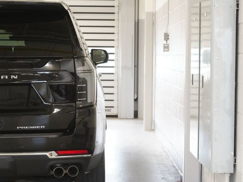 Used 2025 Chevrolet Suburban Premier AWD/4WD image 10