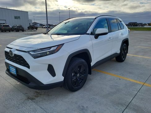 Used 2022 Toyota RAV4 XLE image 2