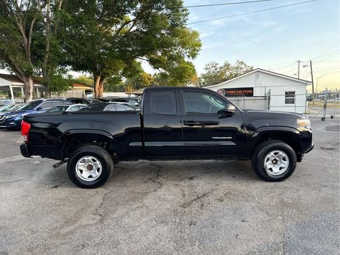 Used 2017 Toyota Tacoma SR image 4