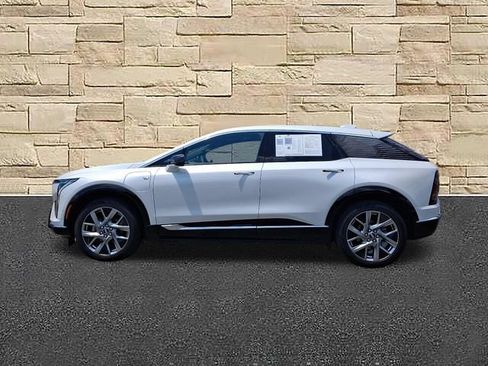 Certified 2025 Cadillac Optiq Luxury 2 w/ LPO, Floor Liner Package AWD/4WD image 2