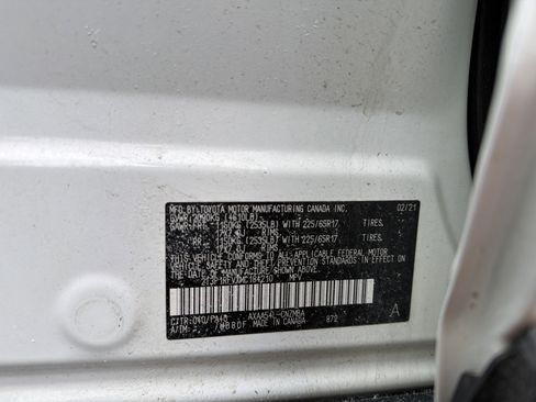 Used 2021 Toyota RAV4 XLE w/ Carpet Mat Package (TMS) image 24