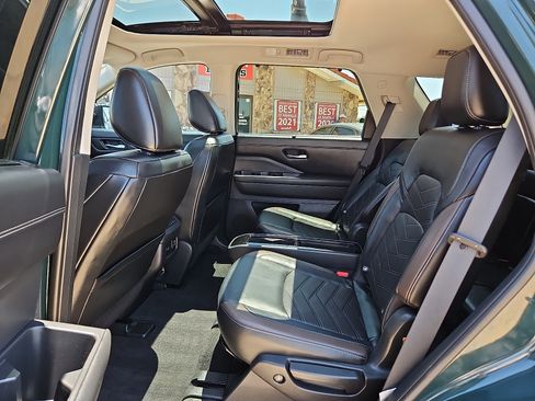 Used 2022 Nissan Pathfinder Platinum w/ Cargo Package FWD image 11