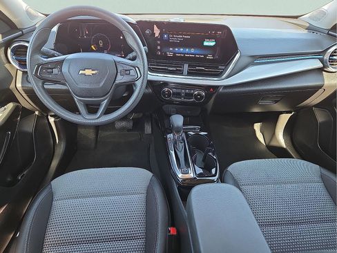 Used 2025 Chevrolet Trax LT image 11