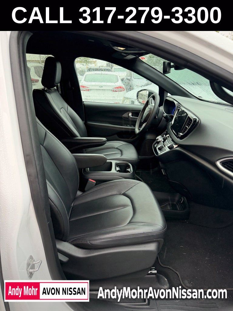 Used 2025 Chrysler Pacifica Select FWD image 8