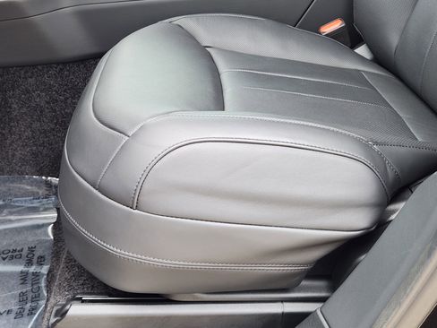 Certified 2025 Land Rover Range Rover SE image 25