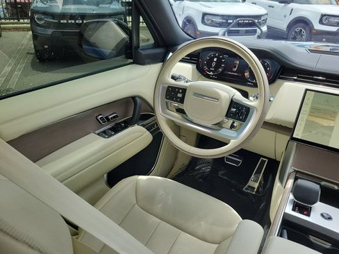 Used 2025 Land Rover Range Rover SE AWD/4WD image 11