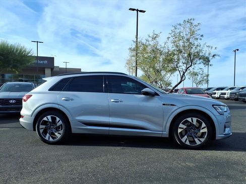 Used 2022 Audi e-tron Premium w/ Convenience Plus Package image 7