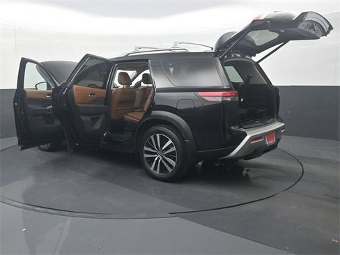 Used 2025 Nissan Pathfinder Platinum w/ Black Appearance Package image 39