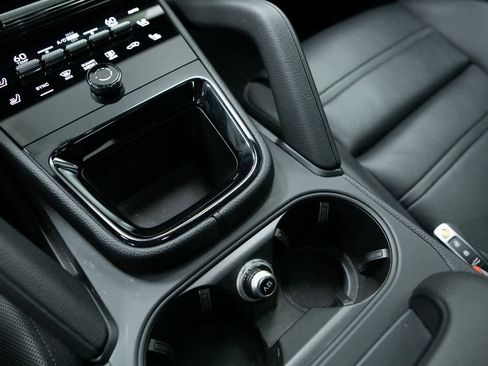 Certified 2024 Porsche Cayenne Coupe image 24