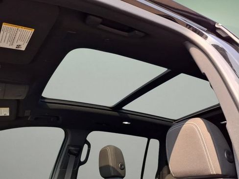 Used 2025 Chevrolet Traverse LT w/ Sun and Wheel Package FWD image 12
