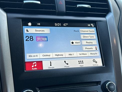 Used 2017 Ford Fusion SE w/ Fusion SE Technology Package image 20