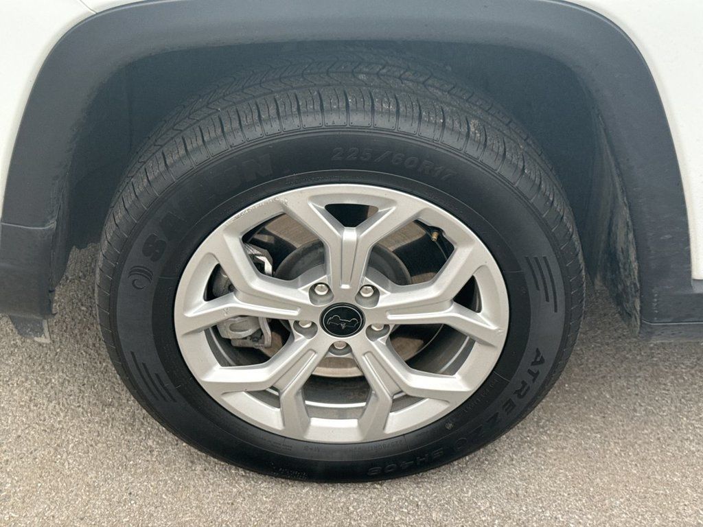 Used 2025 Jeep Compass Latitude w/ Sun & Sound Group AWD/4WD image 10