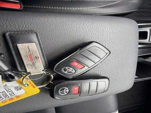 Used 2025 Toyota Camry SE w/ Convenience Package FWD image 31