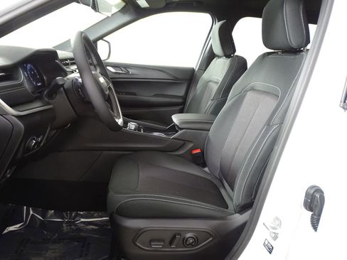 New 2025 Jeep Grand Cherokee L Laredo image 11