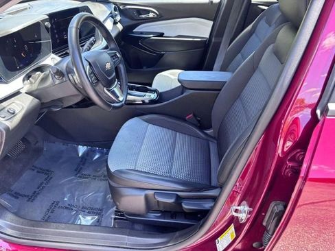 Used 2025 Chevrolet Trax LT w/ LT Convenience Package FWD image 12