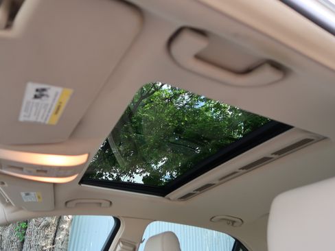 Used 2014 Mercedes-Benz E 550 4MATIC Sedan image 37