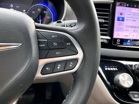 Used 2022 Chrysler Pacifica Touring-L FWD image 29