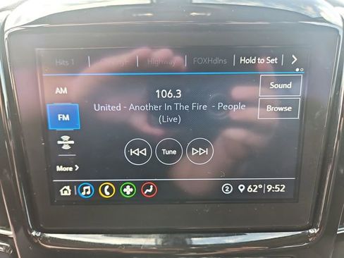 Used 2021 Chevrolet Traverse LT FWD image 20