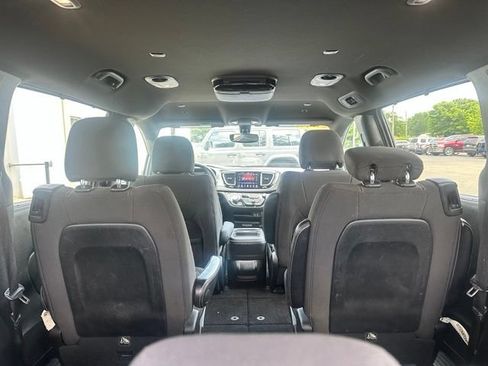 Used 2018 Chrysler Pacifica Touring Plus w/ S Appearance Package FWD image 8
