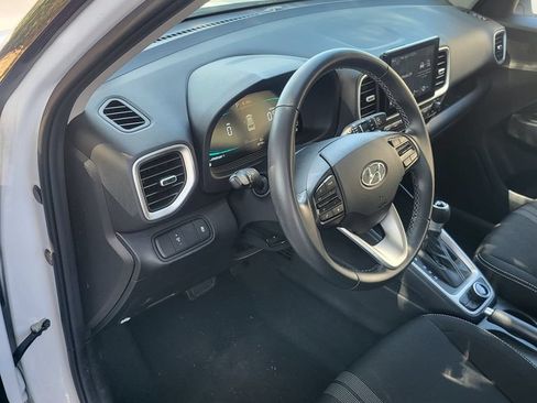 Used 2025 Hyundai Venue SEL FWD image 3