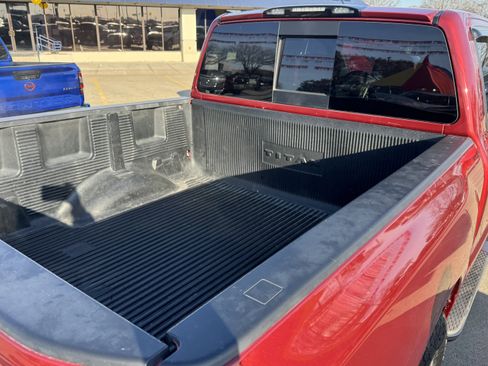 Used 2017 Nissan Titan SV image 7