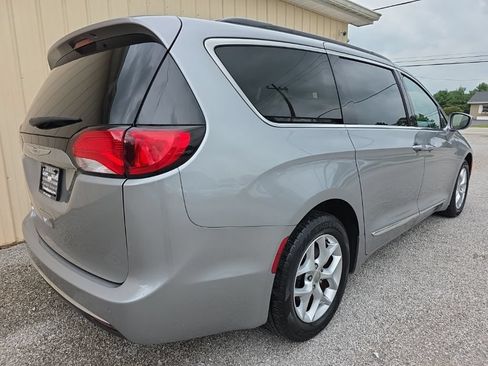 Used 2017 Chrysler Pacifica Touring-L w/ Tire & Wheel Group FWD image 7