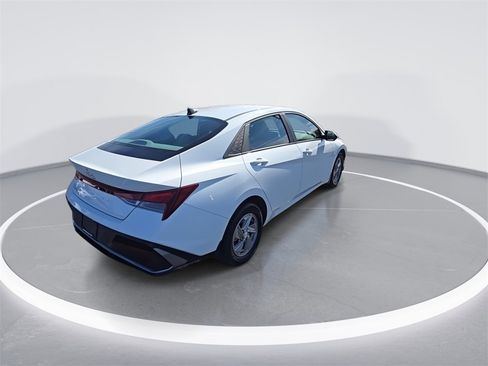 Used 2025 Hyundai Elantra SE image 8