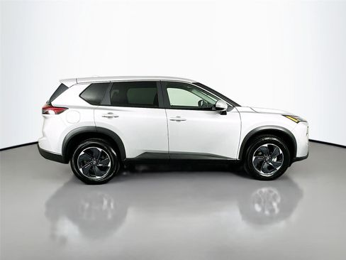Used 2024 Nissan Rogue SV image 8