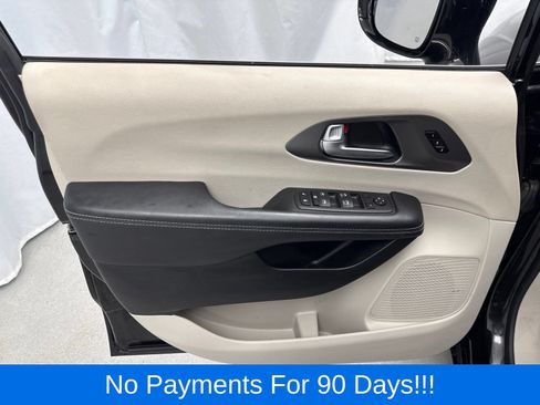Used 2024 Chrysler Pacifica Touring-L FWD image 12